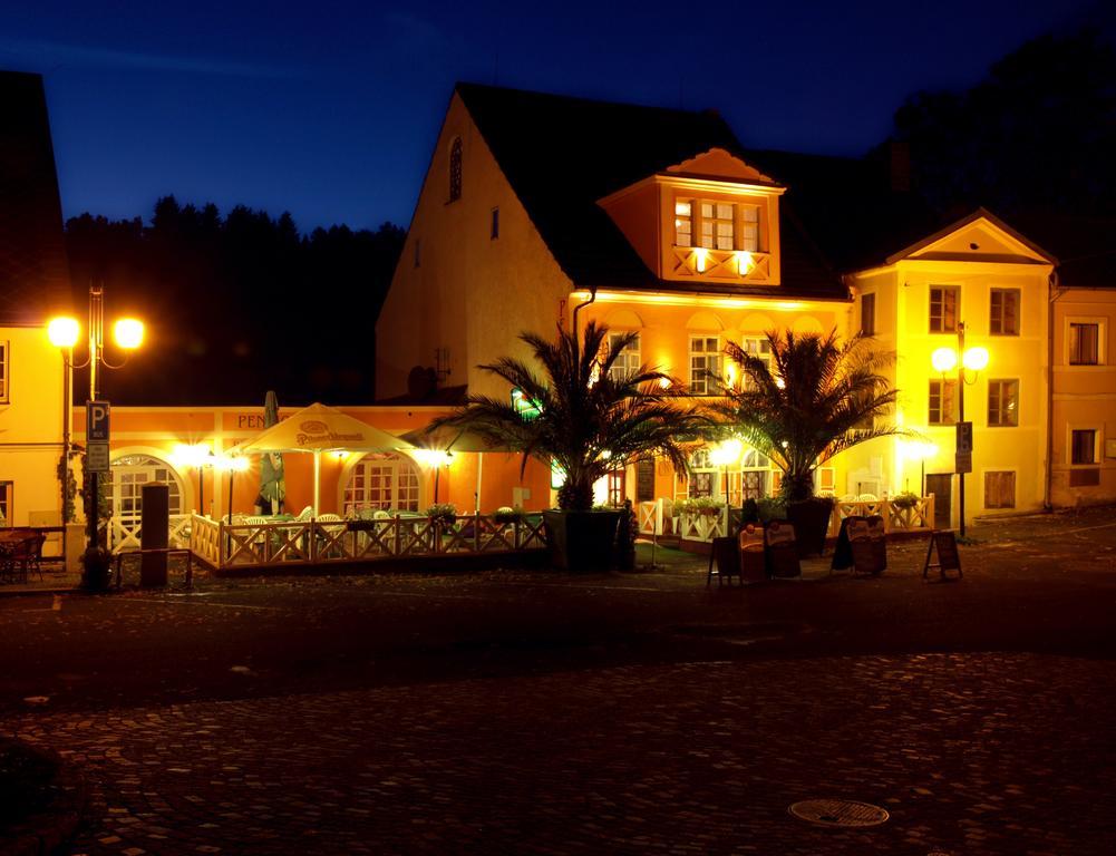 Penzion - Restaurant U Zamku Becov nad Teplou Exterior photo
