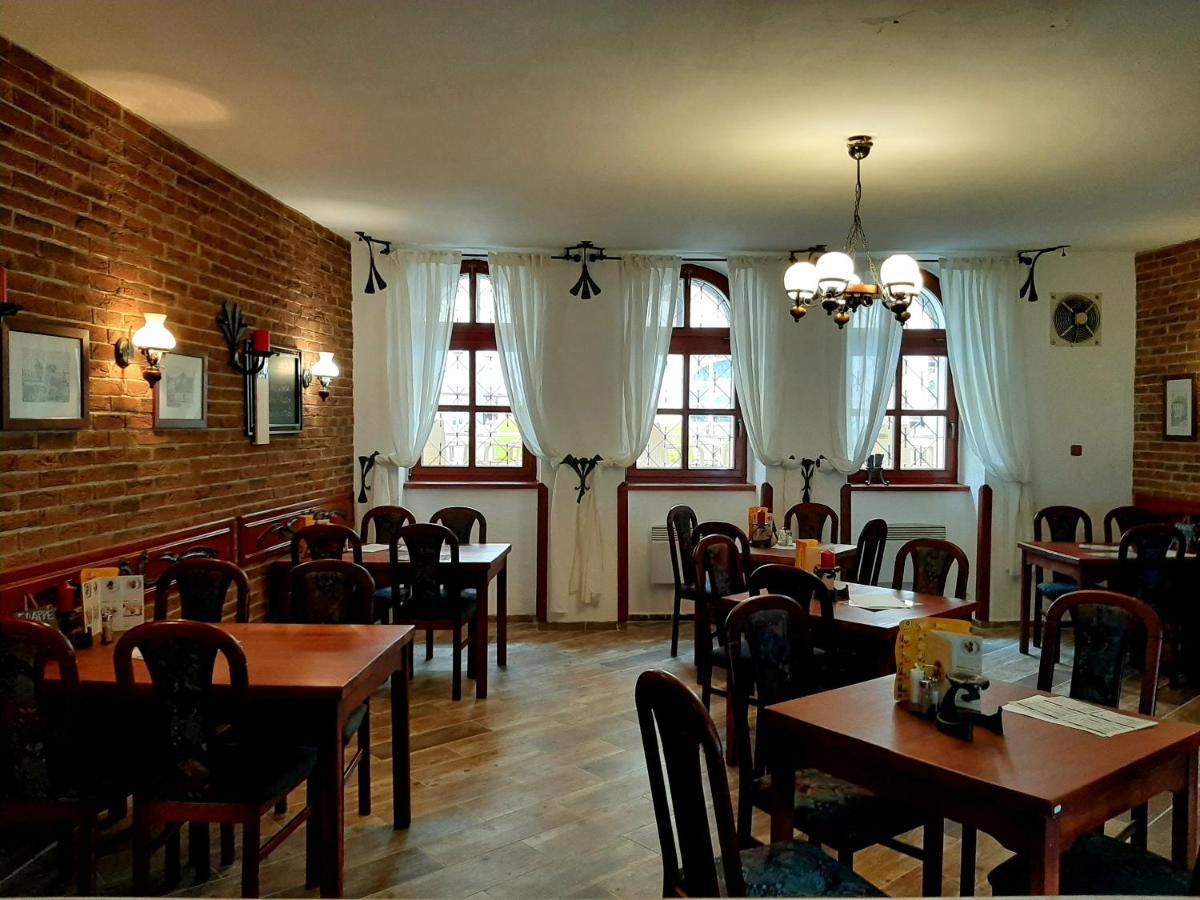 Penzion - Restaurant U Zamku Becov nad Teplou Exterior photo